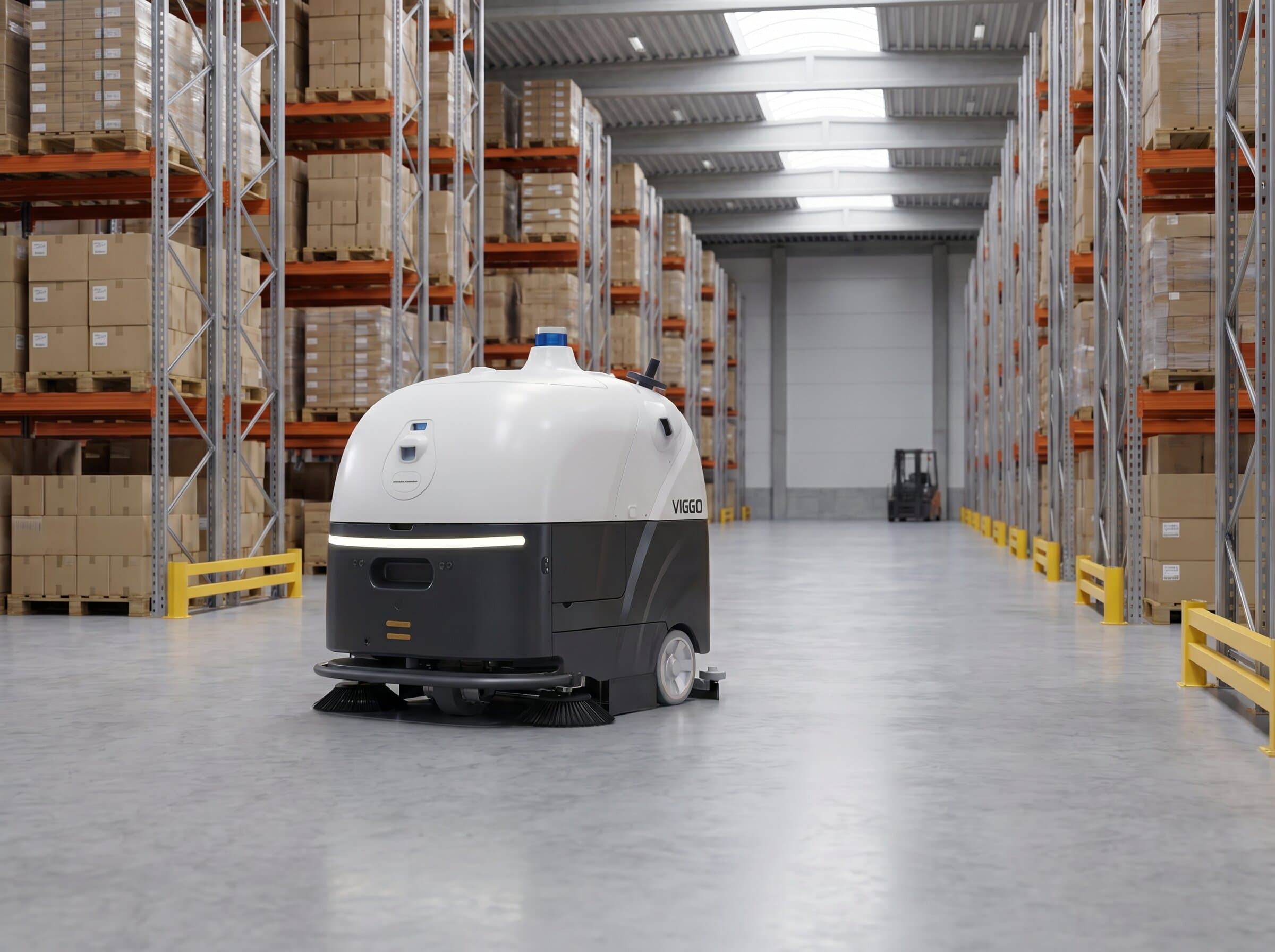 VIGGO SC80 Pro autonomer Scheuersaugroboter reinigt den Hauptgang eines hellen Logistiklagers zwischen hohen Palettenregalen