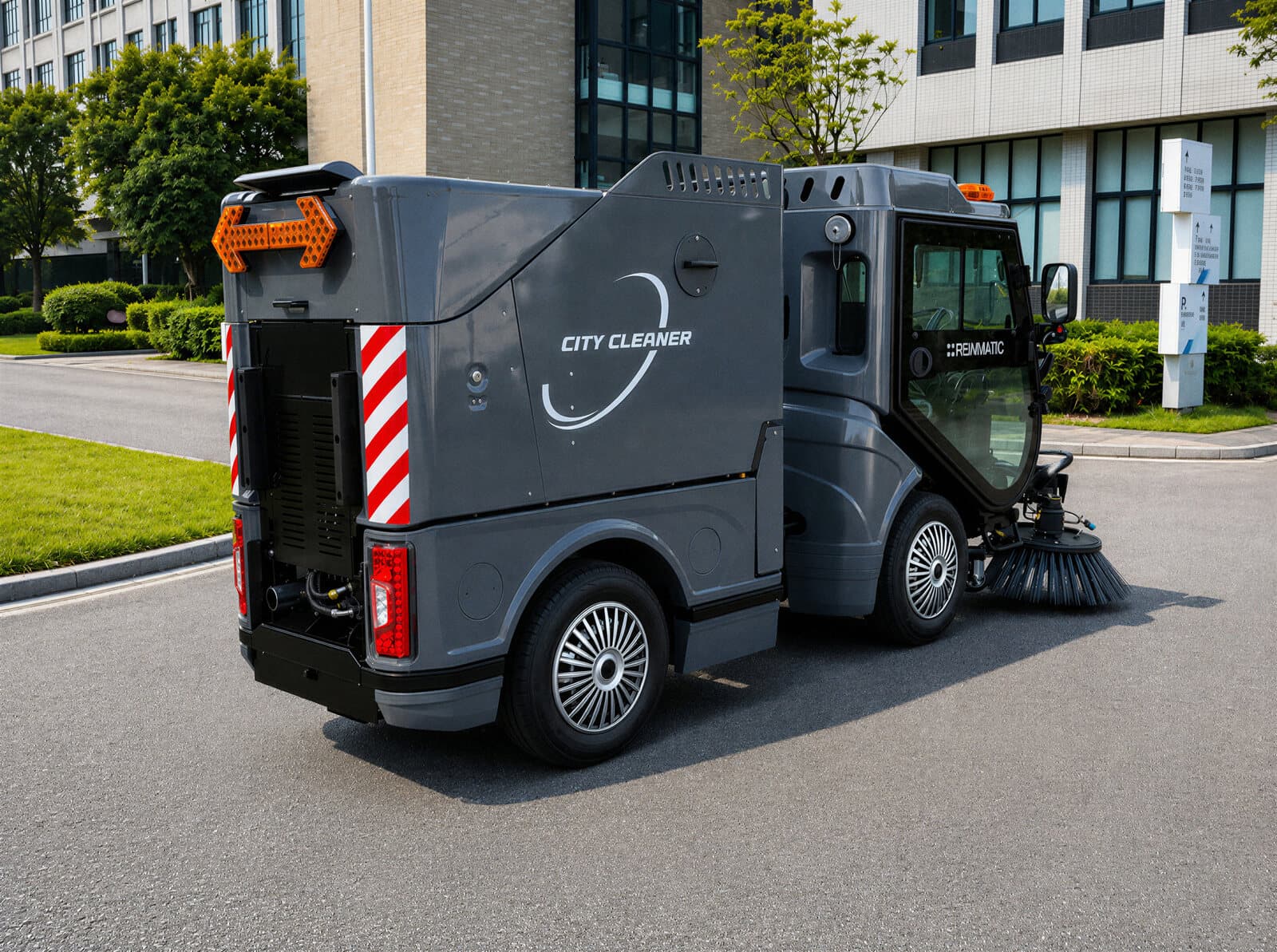 Hintere Dreiviertelansicht der REINMATIC SRM 1500 mit CITY CLEANER Schriftzug auf dem Kehrgutbehälter