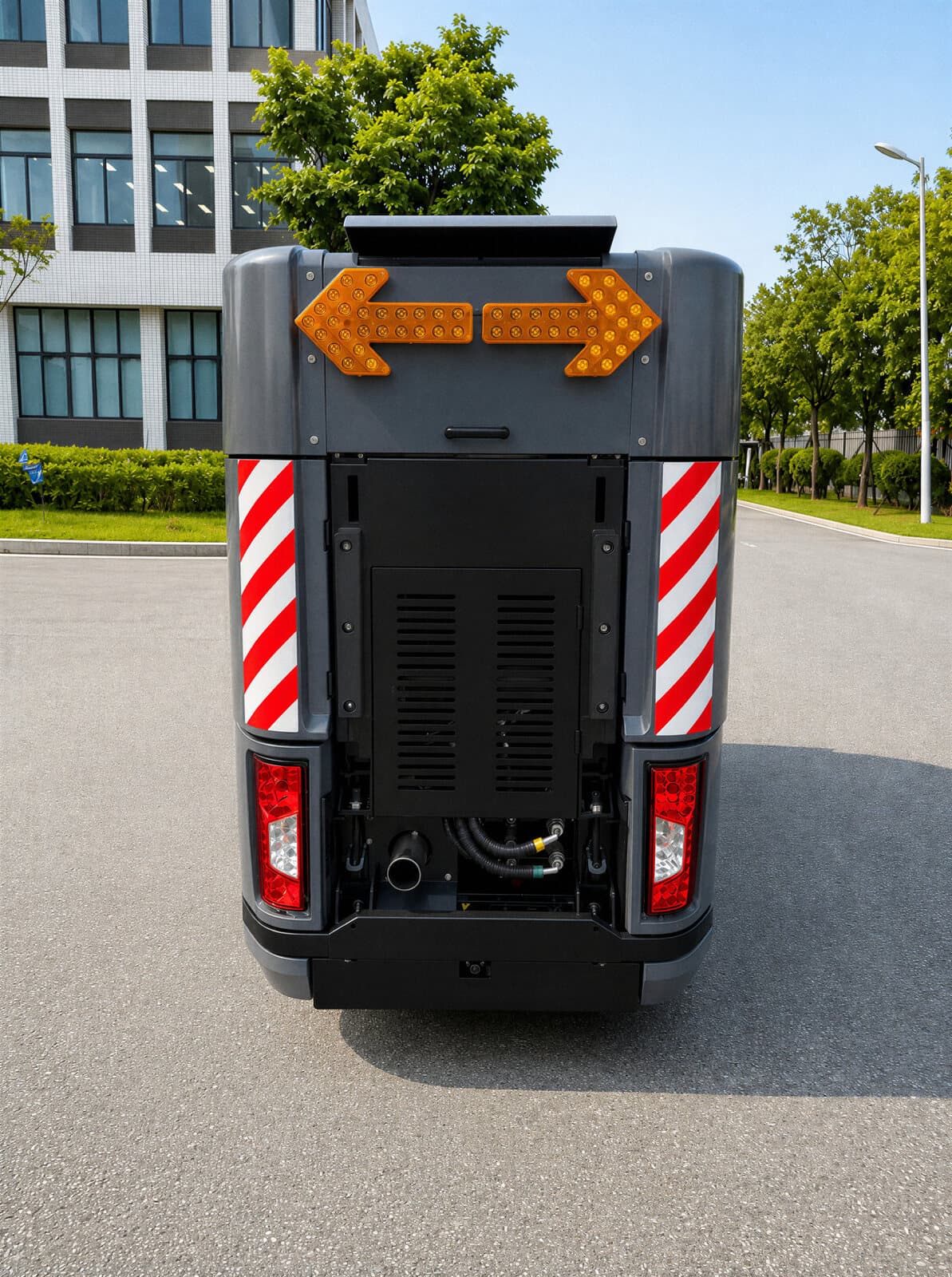Rückansicht der REINMATIC SRM 1500 mit Richtungspfeiltafel und Verkehrsbeleuchtung
