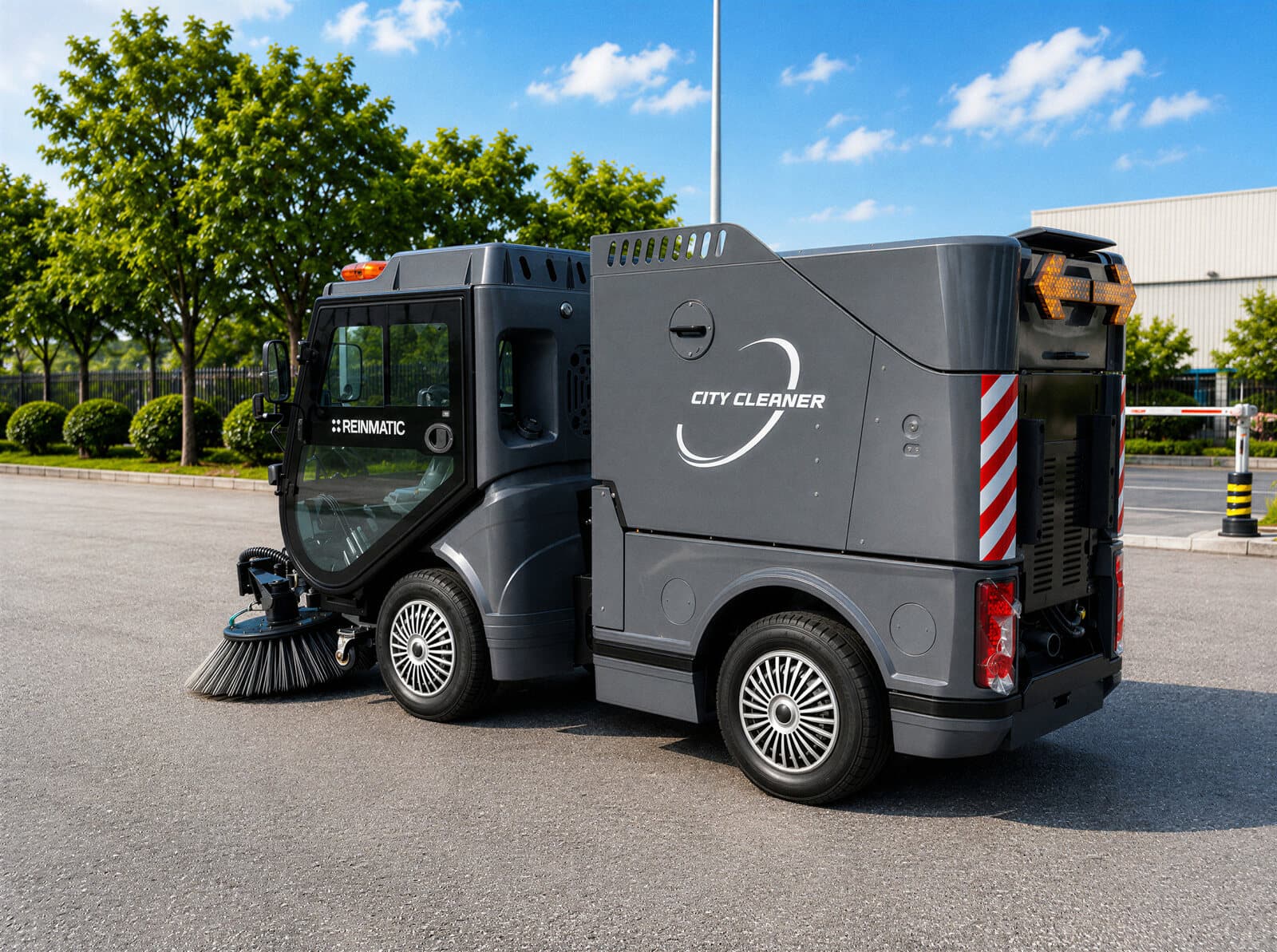 Hintere Dreiviertelansicht der REINMATIC SRM 1500 mit Kabine für zwei Personen und Kehrgutbehälter