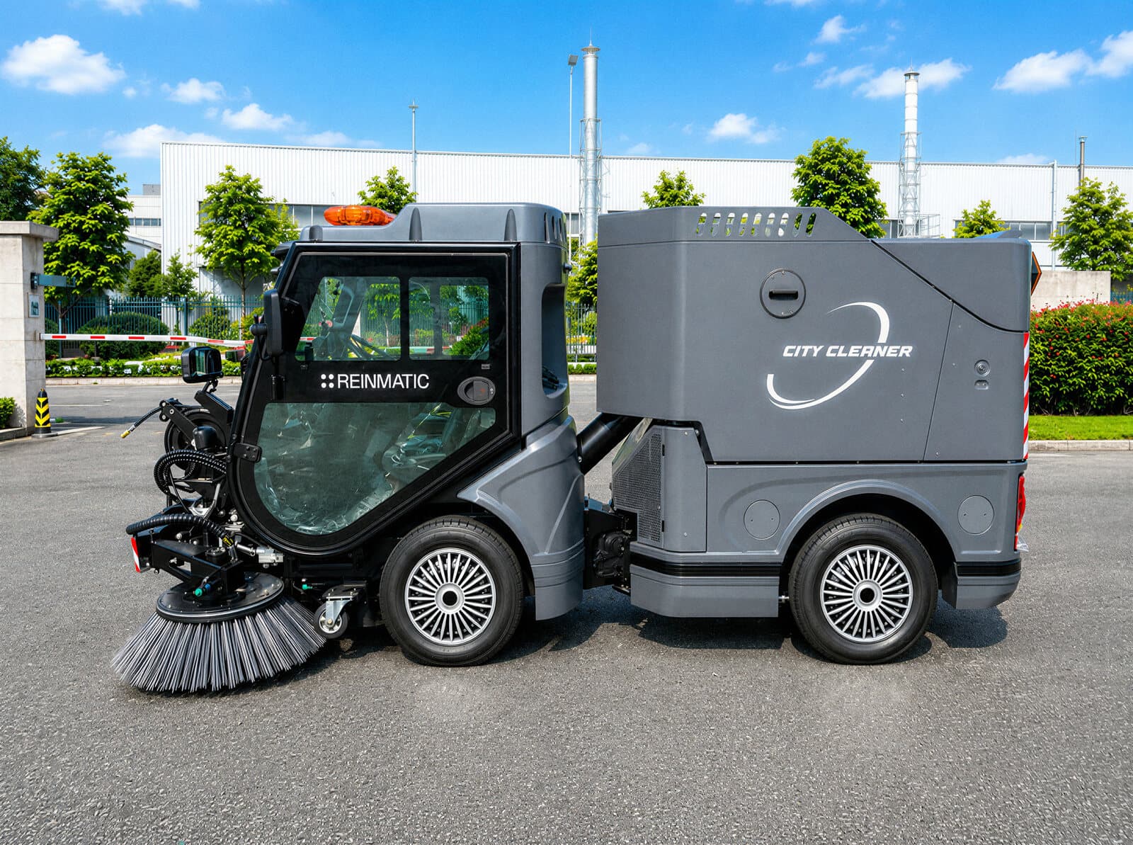 Seitenansicht der grauen REINMATIC SRM 1500 City Cleaner Diesel-Kommunalmaschine mit angehobenen Frontbesen