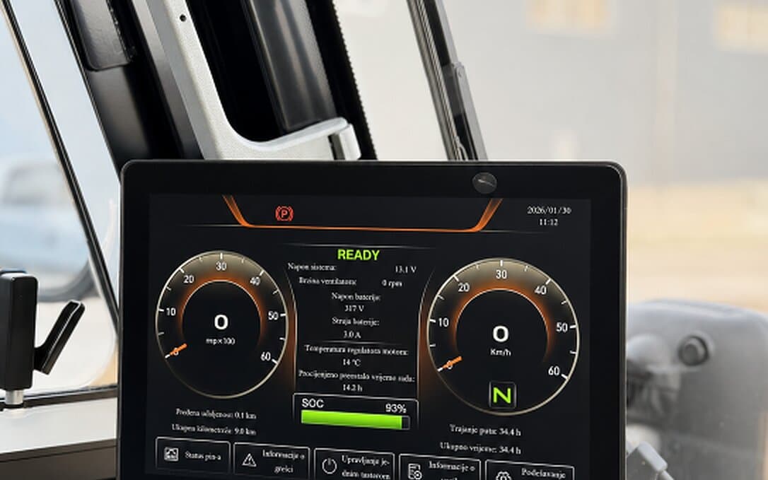 Digital dashboard touchscreen inside the climate-controlled cab of the REINMATIC SRM 1850 showing battery charge and speed